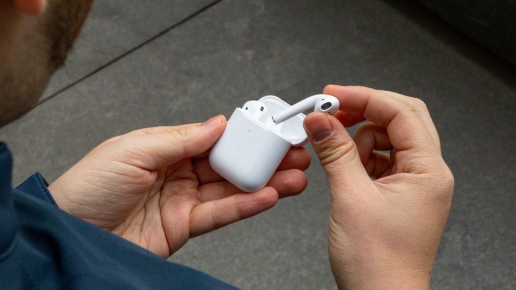 The old Apple AirPods design needs to go here’s why airpods DLSServe
