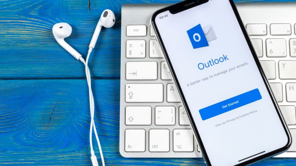 microsoft-teams-is-launching-a-chat-feature-in-outlook-dlsserve