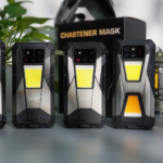 A 100-lumens DVD-class DLP projector, a 64-megapixel night camera and… a camping light: that’s not what I have in my bag, but what this smartphone offers