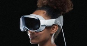 The Vision Pro Was An Expensive Misstep. Now Apple Has to Catch Up With Smart Glasses