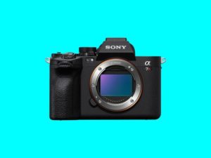 Save $900 on Sony’s Best Mirrorless Camera With This Early Black Friday Deal (2025)